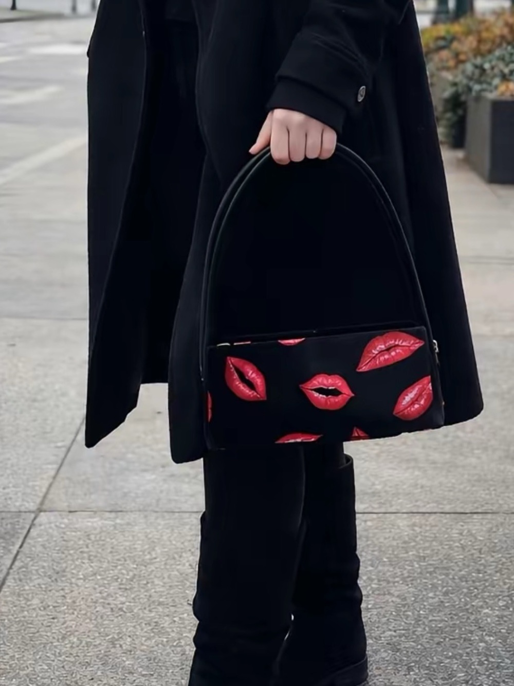 Black Shoulder Bag with Red Lip Motif - Women's Shoulder Bag - Picture 3 of 3